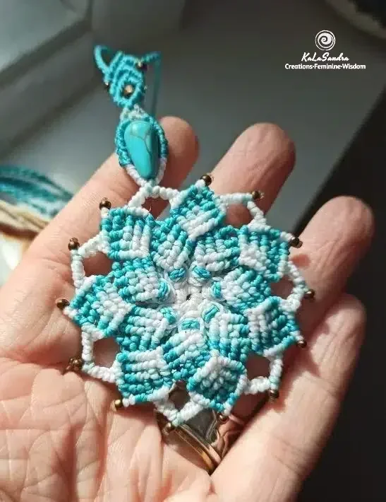 Collier Mandala Turquoise Bleu - LUMIÈRE. Mandala fait main. Mandala bleu. Bijoux artisanaux. Bijoux spirituels.