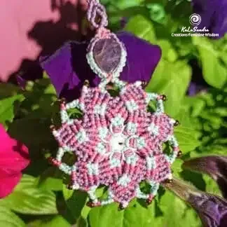 collar mandala lila con amatista. Collar macramé. Collar Mandala. Collar de amatista. Piedra preciosa. Joyería artesanal. Collar Boho. Joyería bohemia       