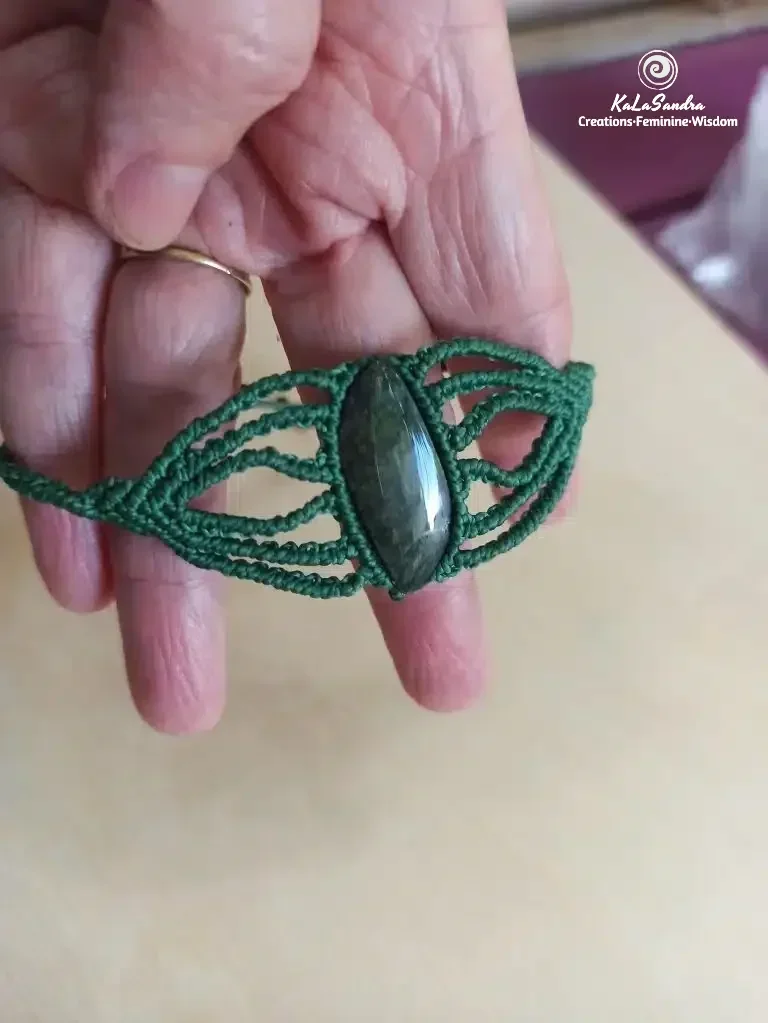 Bracelet en macramé unique en obsidienne de couleur verte – Image 3