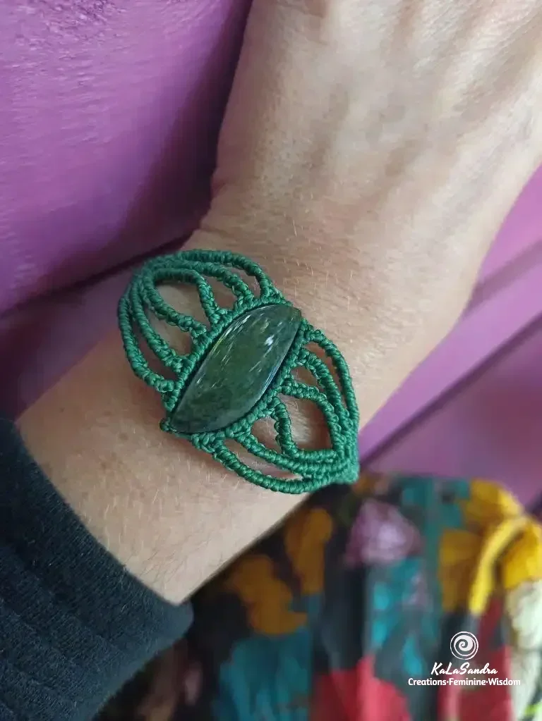 Bracelet en macramé unique en obsidienne de couleur verte – Image 2