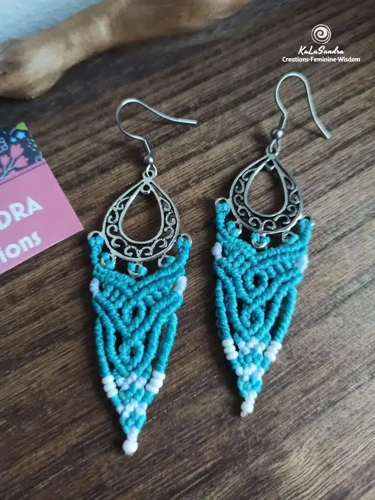 BELLES-Unique boucles d’oreilles en macramé bleu dans un ton d’argent antique. – Image 7