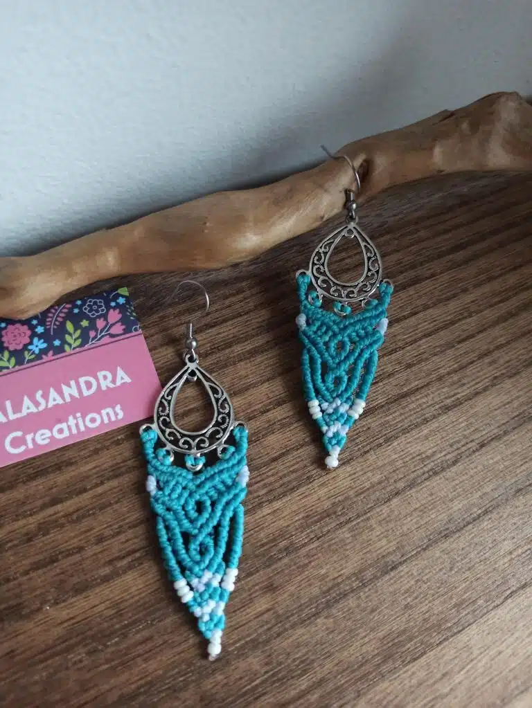 BELLES-Unique boucles d’oreilles en macramé bleu dans un ton d’argent antique. – Image 6
