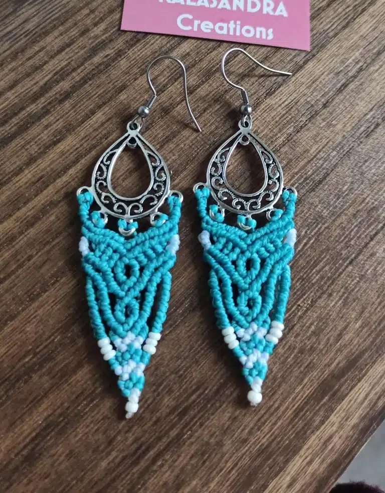 BELLES-Unique boucles d’oreilles en macramé bleu dans un ton d’argent antique. – Image 5