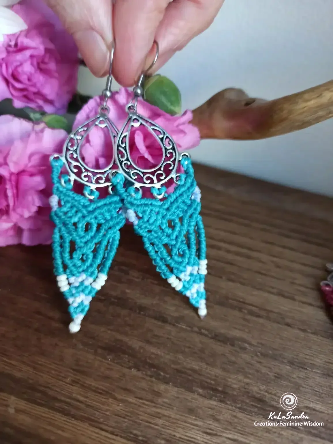 BELLES-Unique boucles d’oreilles en macramé bleu dans un ton d’argent antique. – Image 3