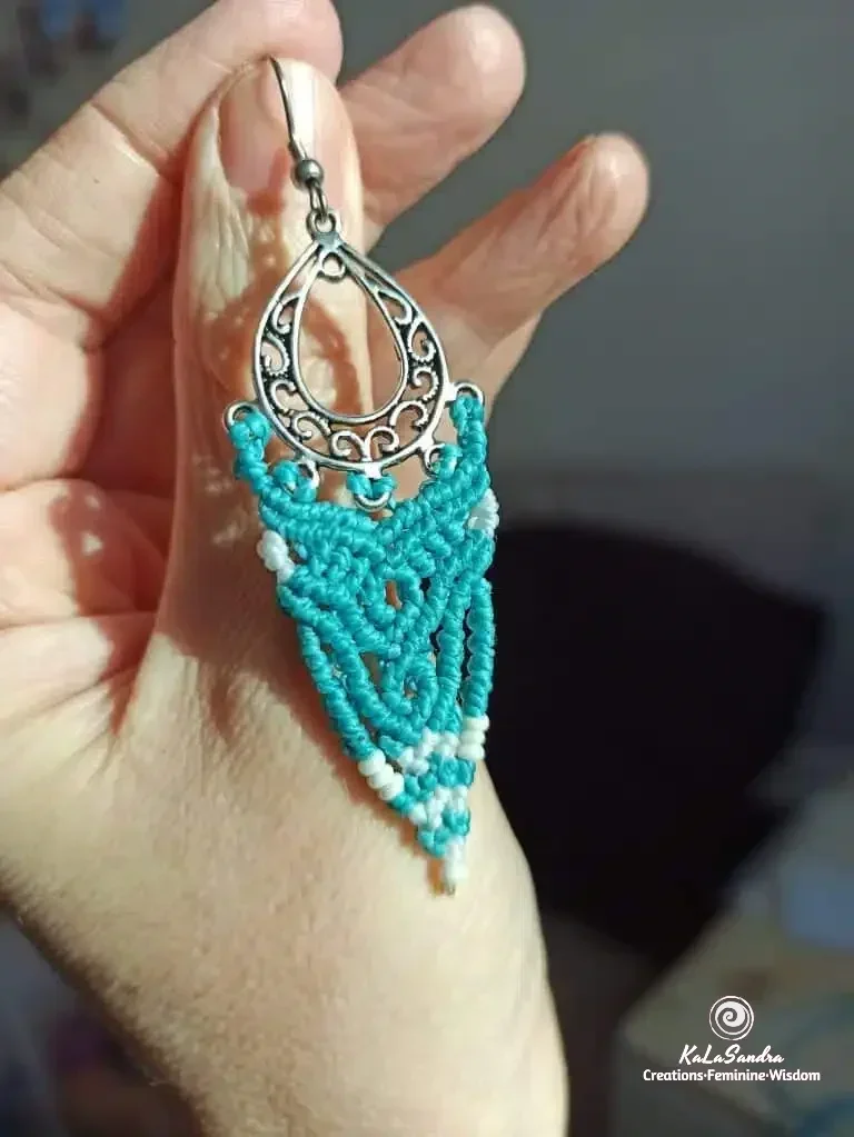 BELLES-Unique boucles d’oreilles en macramé bleu dans un ton d’argent antique. – Image 2