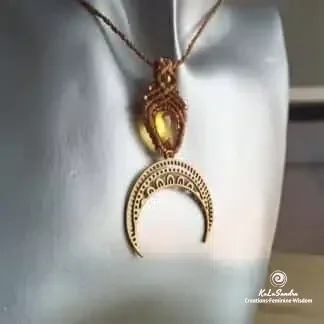 PENDENTIF EN MACRAMÉ LUNE D’OR-AMBRE avec motif de lune en laiton