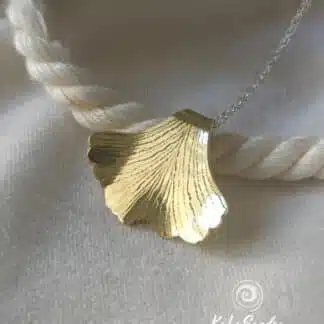 Pendentif ginkgo en métal laiton, pendentif fait main, collier ginkgo biloba, bijoux artisanaux