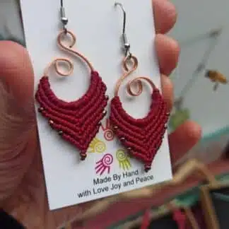 AURA, BOUCLES D’OREILLES EN MACRAMÉ ROUGE. BOUCLES D’OREILLES ARTISANALES, BOHÈME. CRÉATIONS DE KALASANDRA  