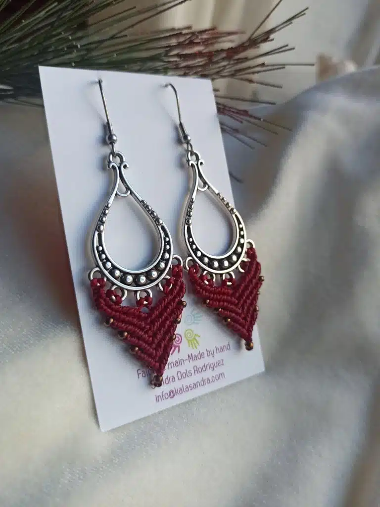 SELENE-Pendientes de macramé en color rojo GRANATE y tono plata envejecida - Imagen 2