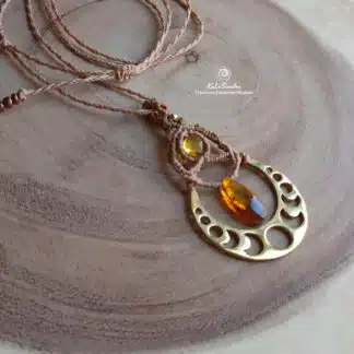 ROOTS Colgante de macramé con ámbar y LUNAR CYCLE en metal latón